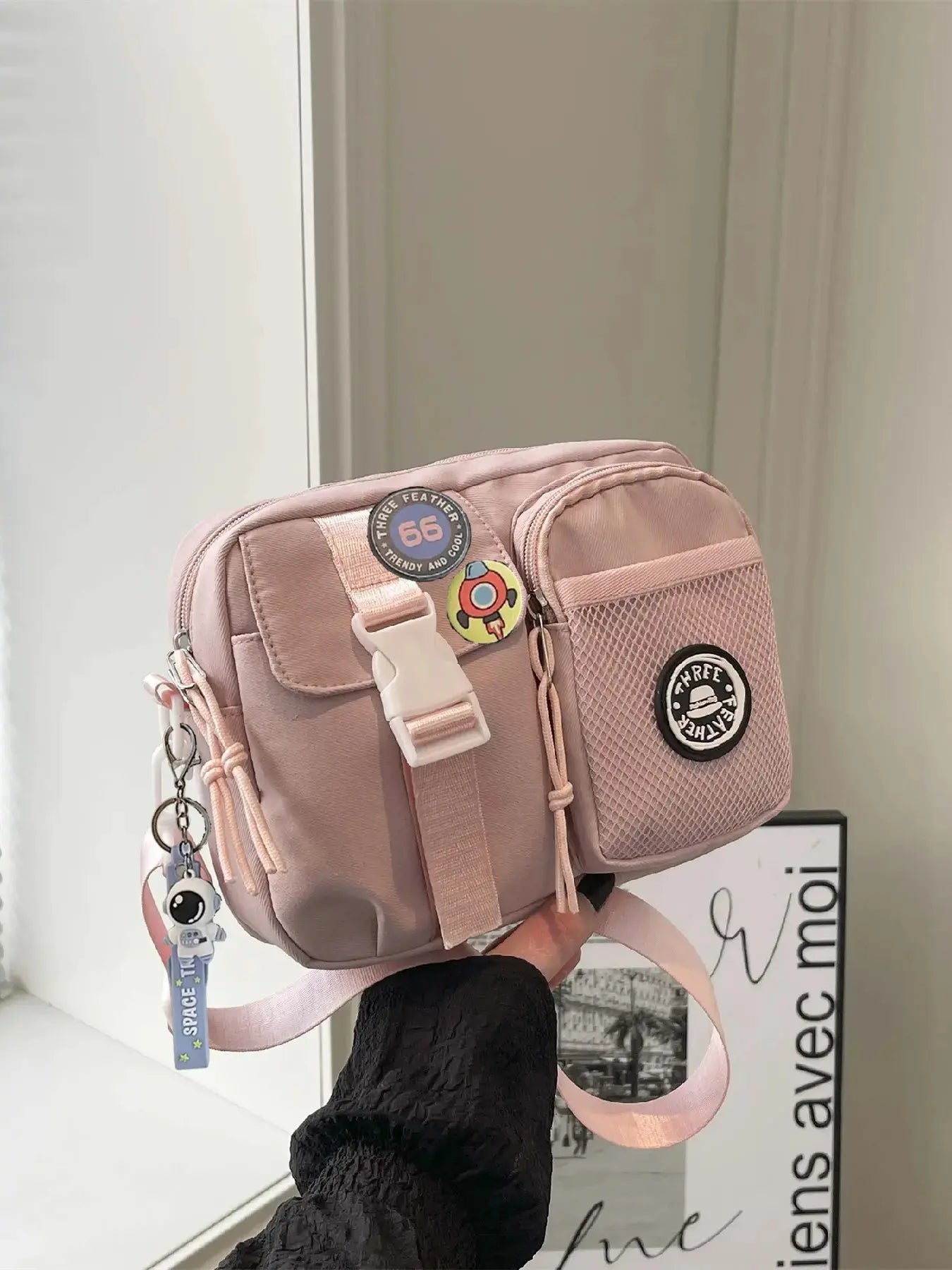 Unisex Casual Plain Color Release Buckle Crossbody Bag with Astronaut Charm, Zipper Crossbody Bag with Random Color Badge, Aesthetic Shoulder Bag, Zippered Sling Bag, Casual Crossbody Bags
